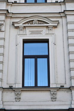 Beyaz duvarlı pencere