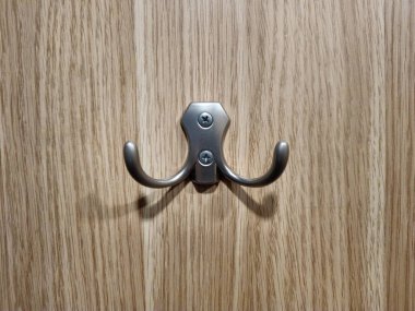 Kapı kollu metal kapı.