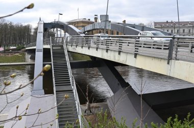 Köprünün diğer tarafında kanal.