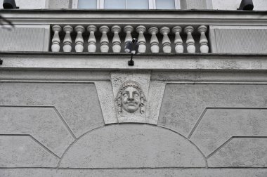 Penceresi olan bir evin ön cephesi