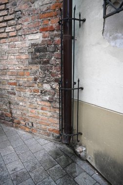 Venedik 'in merkezinde eski taş kapı ve tuğla duvar var.