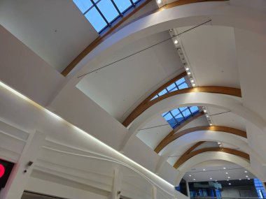 Modern bir binanın içinde.