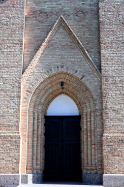 Pencereli tuğla kilise