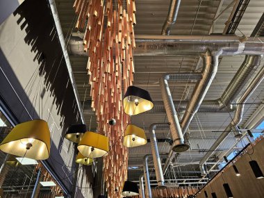 Ahşap avizeli modern iç tasarım.