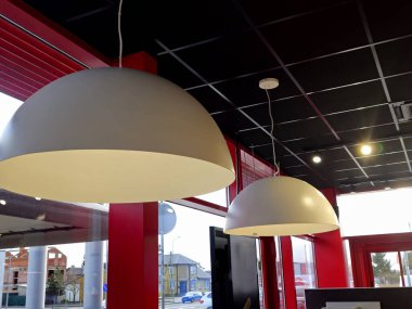 Mağazanın tavanında kırmızı lamba