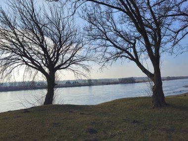 Nehir ve gölü olan güzel bir manzara.