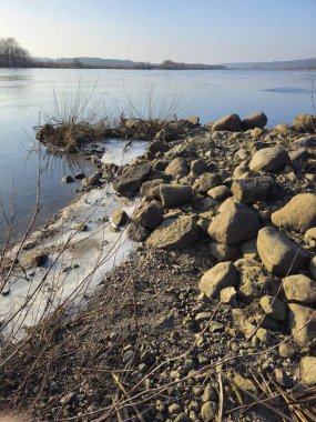 Nehir kıyısında nehir kıyısında