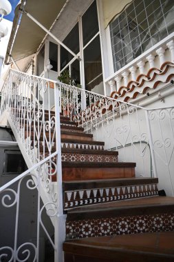 Balkonlu ve metal parmaklıklı balkon.