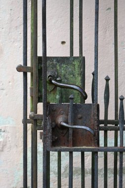 Eski paslı demir kapı