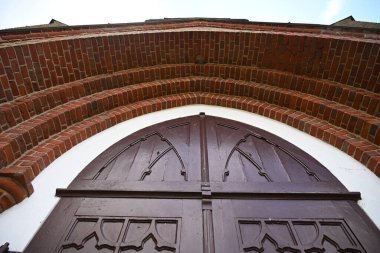 Kırmızı tuğlalı eski ahşap kilise