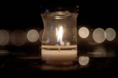 Karanlıkta yanan mum