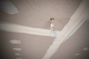 tavan lambasının hafif boyası