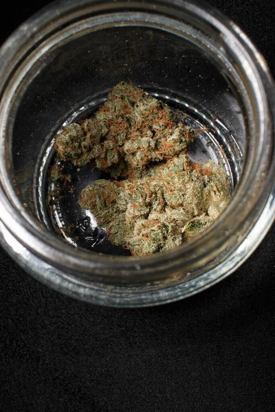 Kannabisz Üvegedényben — Stock Fotó