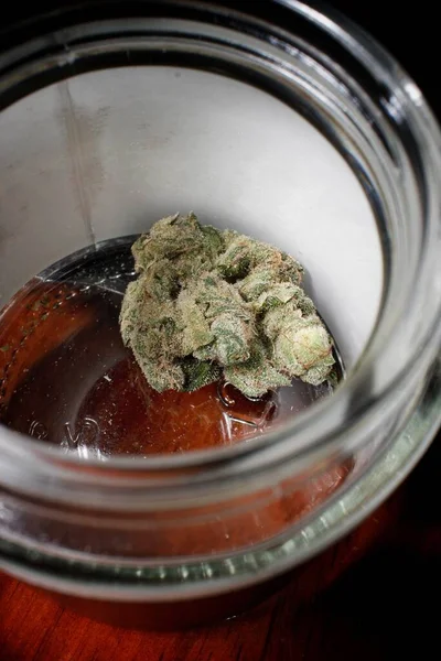Cannabis Frasco Vidrio —  Fotos de Stock