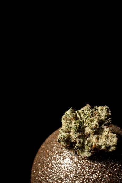 Cannabis Guldglittrande Boll — Stockfoto