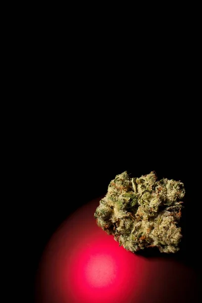 Cannabis Een Rode Bal Schaduwen — Stockfoto
