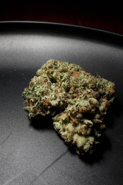 Cannabis Svart Platta Satin Platta — Stockfoto