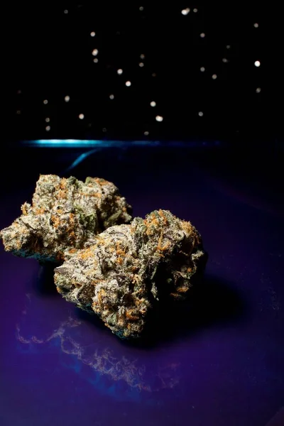 Cannabis Sobre Agua Azul Look Float Flotante Transparente —  Fotos de Stock