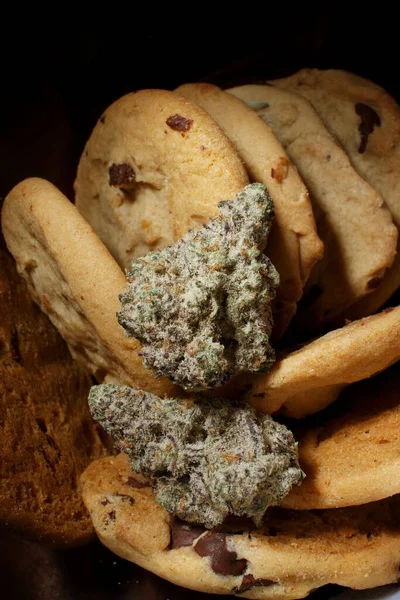 쿠키에 대마초 그림자 — 스톡 사진