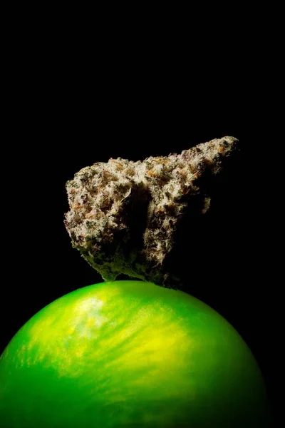 Cannabis Esfera Verde Resplandor Brillante —  Fotos de Stock