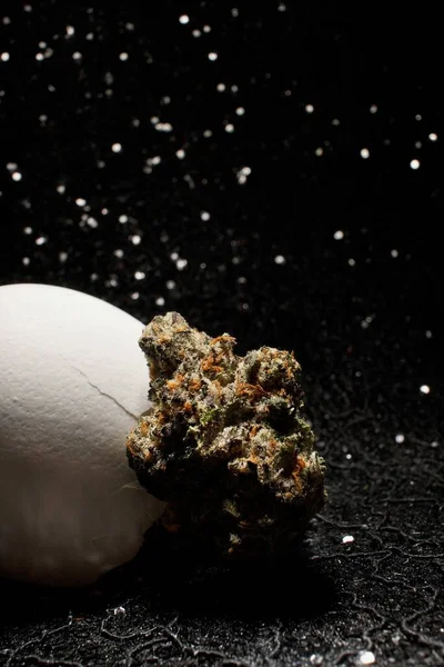 Cannabis Knäckt Ägg — Stockfoto