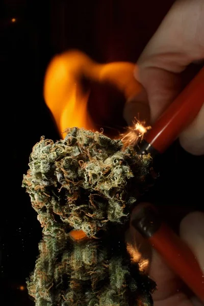Cannabis Spegel Med Eld Bakom — Stockfoto