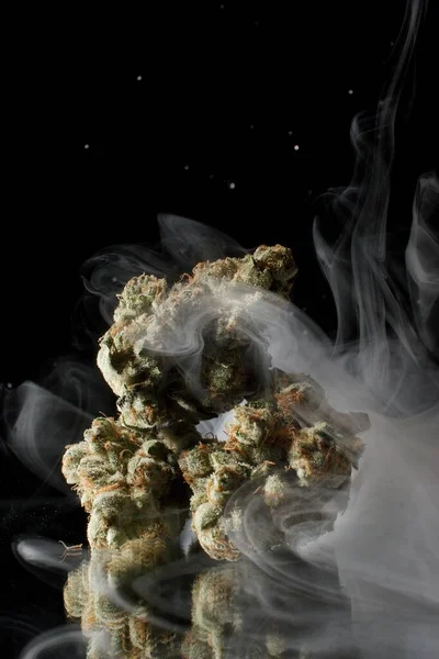 Cannabis Espelho Com Fumo — Fotografia de Stock