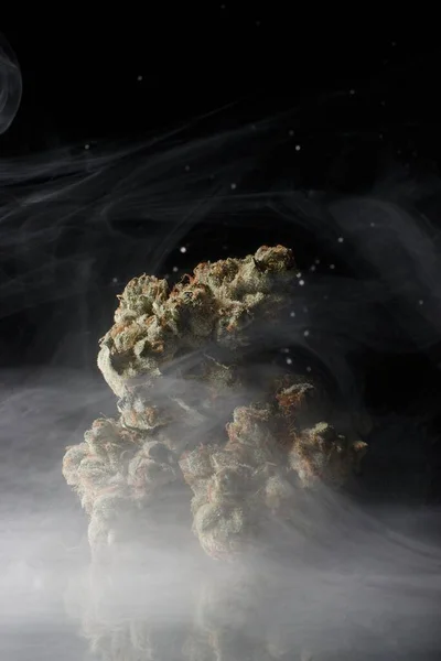 Kannabisz Tükörben Füsttel — Stock Fotó