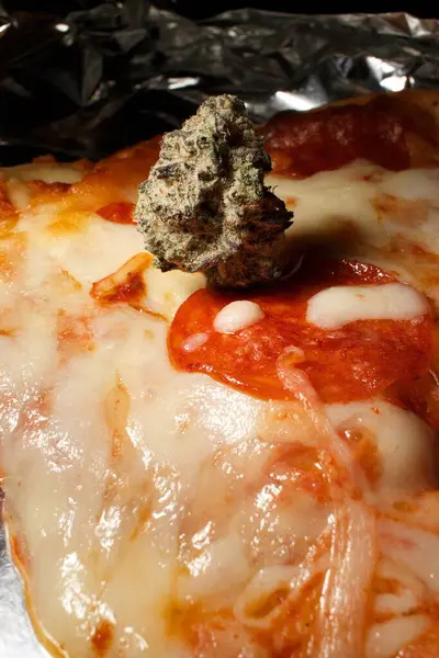 Kannabisz Pizzán — Stock Fotó