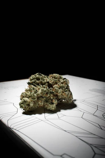 Cannabis Superficie Bianca Con Motivo Design Con Ombra — Foto Stock