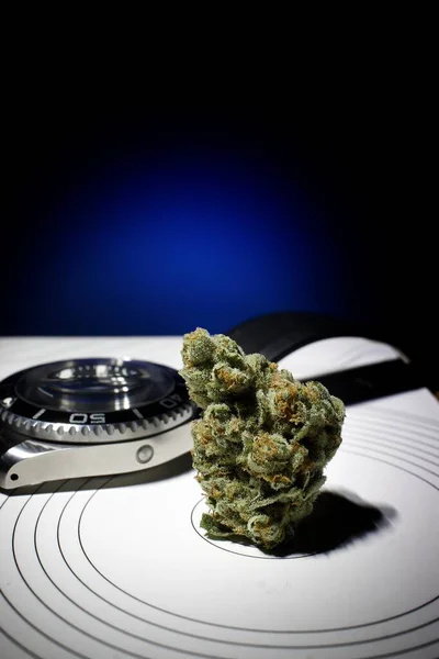 Cannabis Vit Yta Med Blått Ljus Och Titta Dyk Klocka — Stockfoto