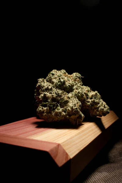 Een Mooi Paar Cannabisknoppen Zitten Bovenop Een Stuk Hout — Stockfoto