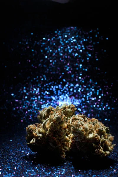 파란색 배경과 스파클로 대마초 — 스톡 사진