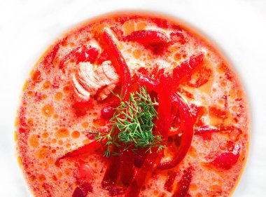 Kremalı pancar çorbası. Borch, geleneksel Ukrayna yemekleri.