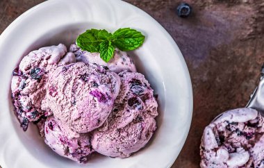 Kayalık zeminde yabanmersini ev yapımı dondurma..