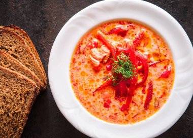 Siyah taş arduvaz arka plan üzerine ev yapımı kırmızı pancar çorbası. Geleneksel Ukrayna pancar çorbası ekşi krema ile