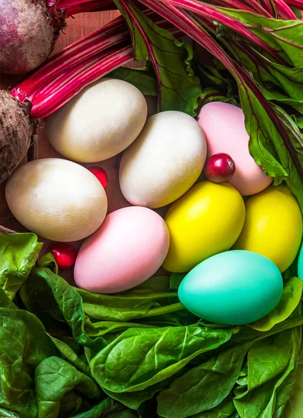 Пасхальные Яйца Окрашены Натуральным Красителем Свеклы Шпината — стоковое фото