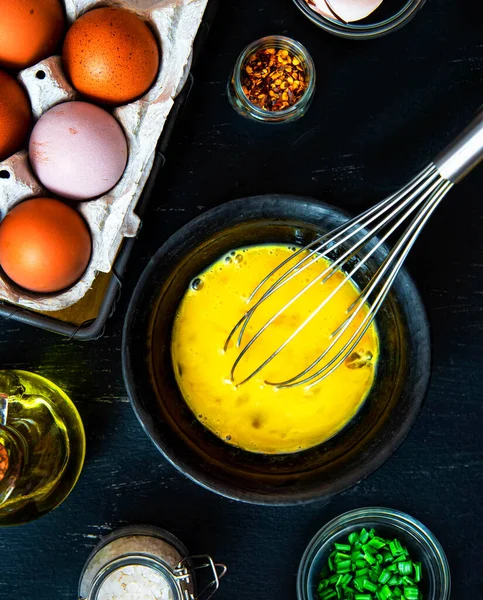 Взбить Яйца Миску Ингредиенты Приготовления Омлета Зеленым Луком — стоковое фото