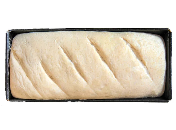 白い背景に隔離されたベーキングパンで焼く前にパン生地 — ストック写真