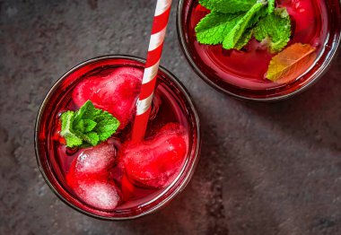 Bahar ya da yaz ferahlatıcı soğuk kokteyl ile ahududu limonatası.