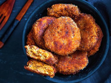 Siyah tabakta sebze köftesi ya da pirzola. Üst görünüm.