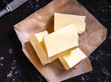 Parşömen üzerinde taze çiftlik yağı. Ev yapımı tereyağı.