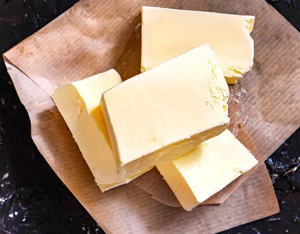 Parşömen üzerinde taze çiftlik yağı. Ev yapımı tereyağı.