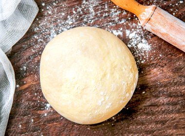 Ekmek için hamur ya da arka planda pizza..