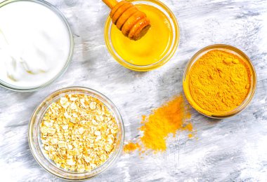 Doğal yüz maskesi, zerdeçal tozu, bal, yulaf ezmesi ve yoğurt. Doğal Kozmetik.