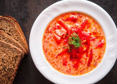 Siyah taş arduvaz arka plan üzerine ev yapımı kırmızı pancar çorbası. Geleneksel Ukrayna pancar çorbası ekşi krema ile