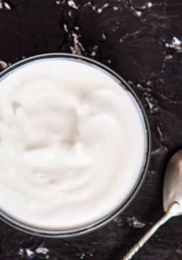 Koyu arkaplanda bir kase taze ekşi krema..