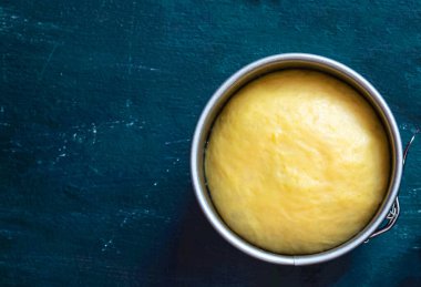 Metal bir tencerede paskalya pastası hamuru. Paskalya pastası pişirmeden önce hazırlık.