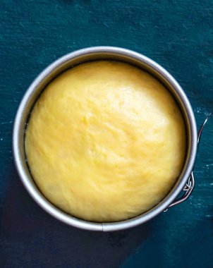 Metal bir tencerede paskalya pastası hamuru. Paskalya pastası pişirmeden önce hazırlık.