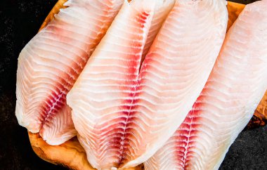 Doğrama tahtasındaki taze balık filetosu. Organik taze balık.